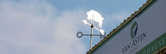 Ausschuss zu Gast beim Schweinez&uuml;chter (Foto: Angelo Glashagel)