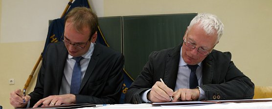 K&ouml;the und Parak unterschreiben den Kooperationsvertrag (Foto: nnz)
