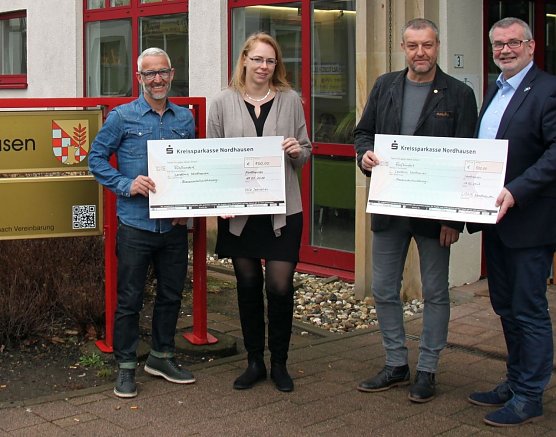 Spendenschecks &uuml;bergeben (Foto: J. Piper)