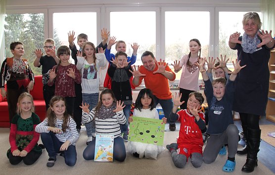 Sch&uuml;lerinnen und Sch&uuml;ler der 3. Klasse, Komponist Jens Pappe (Bildmitte) und Musiklehrerin Claudia Berz (Rechts) (Foto: Sylvia Spehr)