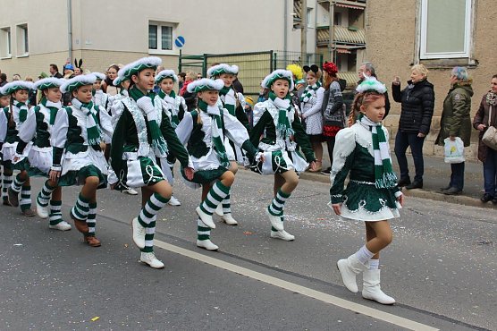 Närrinnen und Narren ziehen durch die Stadt (2) (Foto: Karl-Heinz Herrmann) Närrinnen und Narren ziehen durch die Stadt (2) (Foto: Karl-Heinz Herrmann)