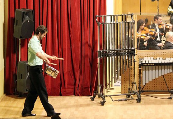 Mit Trommelklang in den Konzertsaal (Foto: Karl-Heinz Herrmann)