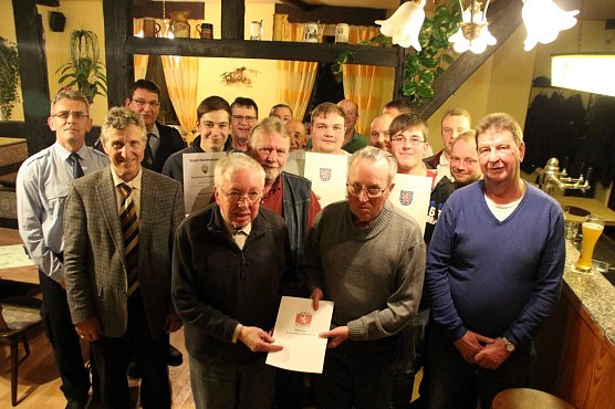 Die Kameraden der FFW Petersdorf  mit Ortsb&uuml;rgermeister Jens Karnstedt und OB Dr. Klaus Zeh (Foto: Patrick Grabe, Pressestelle Stadt Nordhausen)