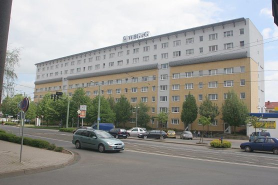 Ein Sanierungsobjekt f&uuml;r 2017 - die T&ouml;pferstra&szlig;e 20-27 (Foto: Wohnungsbaugenossenschaft S&uuml;dharz)