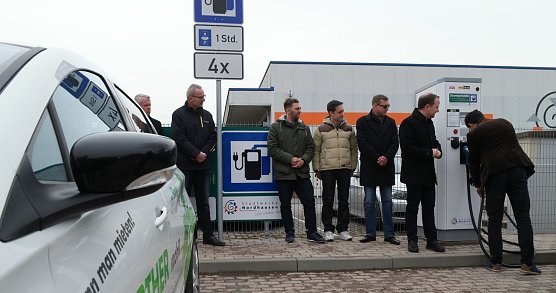 Mit bei der Er&ouml;ffnung dabei auch der B&uuml;rgermeister von Werther Hans-J&uuml;rgen Weidt (2. von links) mit dem Elektro-Werthermobil. (Foto: nnz)