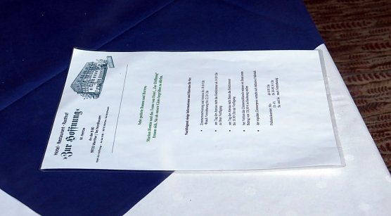 Ein uraltes Merkblatt auf einem der ansonst leere Restauranttische (Foto: nnz)