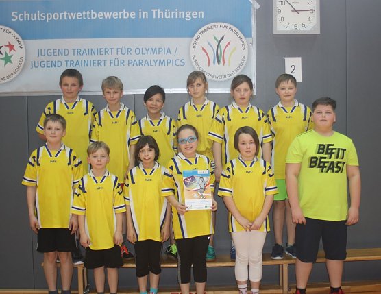 hintere R. v. l.: Oscar Siegfried, Julius St. Scholz, Mohammad H. Nazari, Lara Emely Tr&uuml;benbach, Lara Elter, Lily Leibiger vordere R. v. l .: Lucas Arndt, Erik Arendt, Svenja Hanf, Nele Marquardt, Melina Meschtscherjakow, Pepe Herrmann (Foto: Werner H&uuml;tcher)