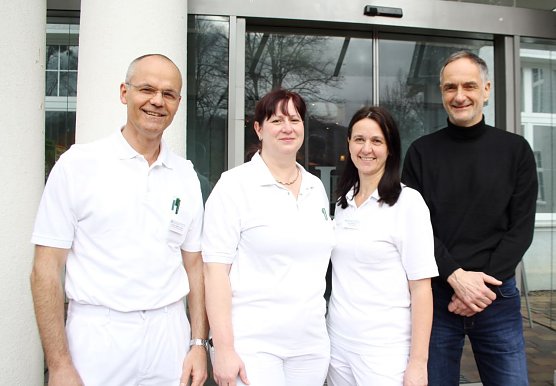  Das Behandlungsteam der Multimodalen Schmerztherapie in der HELIOS Klinik Bleicherode v.l.n.r.: Dr. med. Steffen Zwanzig, leitender Oberarzt f&uuml;r An&auml;sthesie und Schmerztherapeut, Anke Gra&szlig;, Ober&auml;rztin f&uuml;r Orthop&auml;die, Marion Riesmeier, Physiotherapeutin und Volkhard Weder, Facharzt f&uuml;r psychologische Medizin.  (Foto: Helios Klinik Bleicherode)