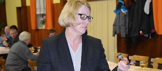 Jutta Krauth bei der Vertragsunterzeichnung zur Eingemeindung von Buchholz (Foto: H. Michel)