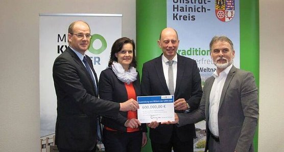 Die Landr&auml;te Matthias Jendricke (NDH), Antje Hochwind (KYF) und Harald Zanker (UHK) mit Wirtschaftsminister Wolfgang Tiefensee. (Foto: Th&uuml;ringer Ministerium f&uuml;r Wirtschaft, Wissenschaft und Digitale Gesellschaft )