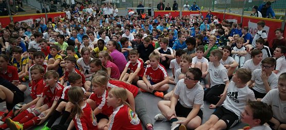 &Uuml;ber 300 M&auml;dchen und Jungen machen mit (Foto: nnz)