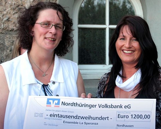 &Uuml;bergeben (Foto: S. Lutze)