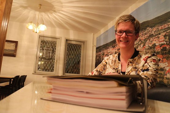 Bleicherodes Stadtk&auml;mmerin Kerstin Cassube mit dem aktuellen Haushaltsentwurf (Foto: Angelo Glashagel)
