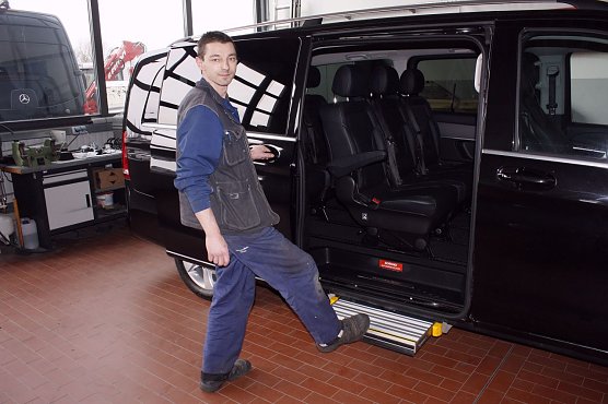 Mit einer Fu&szlig;bewegung kann man die nachtr&auml;glich installierte Zusatztrittstufe herausziehen und wieder einschieben. (Foto: H. Fischer/AHP)