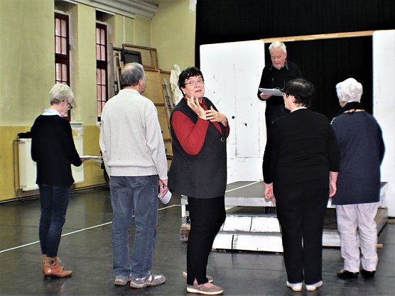 Noch ohne Kost&uuml;me und in angedeuteter Probendekoration: Die Silberdisteln arbeiten an Der Sturm (Foto: Elsa Rumpf)