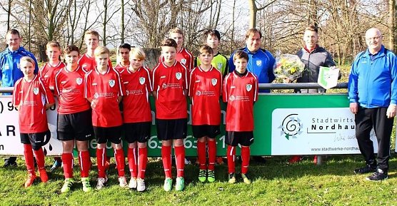 Trikotsatz &uuml;bergeben  (Foto: Michael Liedke (Sportfotos Nordhausen))