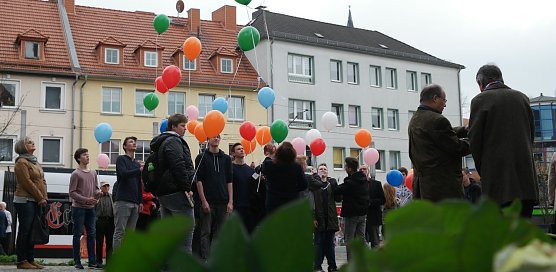 Wei&szlig;e Rosen und bunte Friedensballons (Foto: nnz)