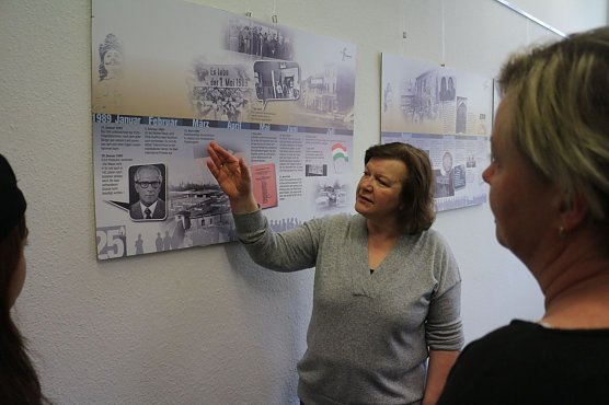 Dr. Cornelia Klose pr&auml;sentierte die Ausstellung zur friedlichen Revolution beim Bildungstr&auml;ger IWK (Foto: Angelo Glashagel)