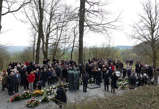 ranzniederlegung auf dem Gedenkplatz vor dem ehemaligen Krematorium anl&auml;sslich der Gedenkveranstaltung zum 71. Jahrestag der Befreiung des KZ Mittelbau-Dora im April 2016 (Foto: KZ-Gedenkst&auml;tte Mittelbau-Dora)