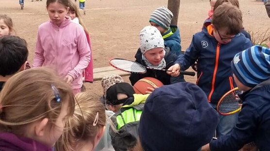 Geschenk&uuml;bergabe (Foto: Alexandra G&uuml;nther)