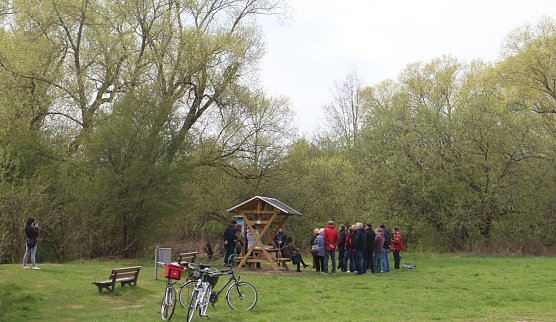 Expertise f&uuml;r die Salzaquelle - auf dem Naturlehrpfad erkl&auml;ren jetzt neun Tafeln die Quelle und ihre Umgebung (Foto: Angelo Glashagel)