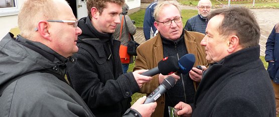 Poppenh&auml;ger (rechts) beim Erdfall am Salzagraben (Foto: nnz)