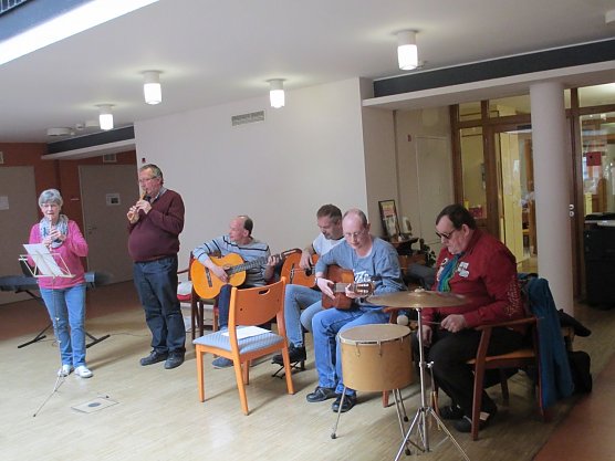 Am vergangenen Donnerstag hatten die Instrumentalisten der Nordth&uuml;ringer Werkst&auml;tten mit ihrer Leiterin Frau Laude einen Auftritt Im Jakob Heim" (Foto: Nordth&uuml;ringer Lebenshilfe)