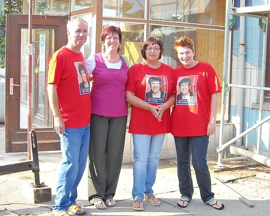 Vor der Schwimmhalle (Foto: SPD/Becker) Vor der Schwimmhalle (Foto: SPD/Becker)