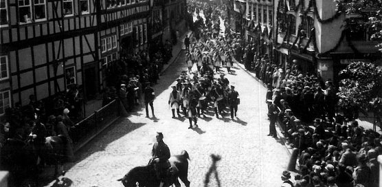 Sandstra&szlig;e mit Festumzug, 1927 (Foto: Stadtarchiv Nordhausen)