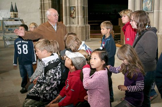 Gossmann erklärt den Dom (Foto: Piper) Gossmann erklärt den Dom (Foto: Piper)