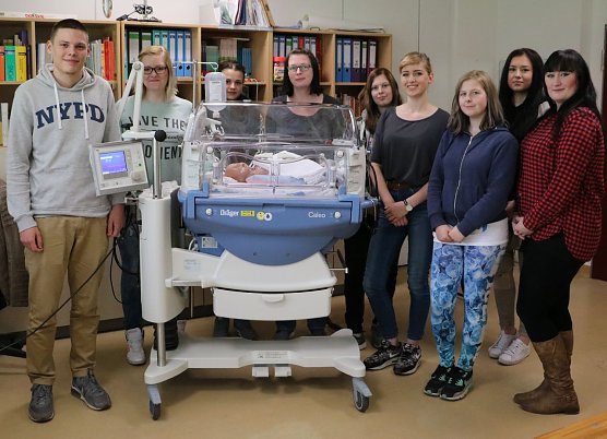 Inkubator wurde n&auml;her erl&auml;utert (Foto: SHK)