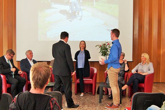 Geschenk&uuml;bergabe an Denise Marko (Foto: Nicole Schulz)