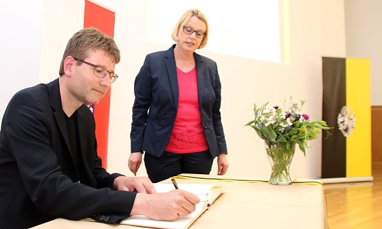 NSV-Chef Prof. Heiser tr&auml;gt sich in das Ehrenbuch ein (Foto: P. Grabe/Stadt Nordhausen)