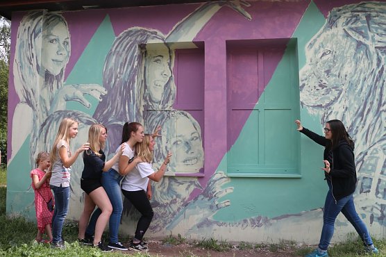 Neue Kunst am alten Pumpenh&auml;uschen - die Sch&uuml;lerinnen und Sch&uuml;ler der L&ouml;wentorschule haben sich selbst gleich mit verewigt (Foto: Angelo Glashagel)