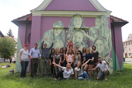 Neue Kunst am alten Pumpenh&auml;uschen - die Sch&uuml;lerinnen und Sch&uuml;ler der L&ouml;wentorschule haben sich selbst gleich mit verewigt (Foto: Angelo Glashagel)