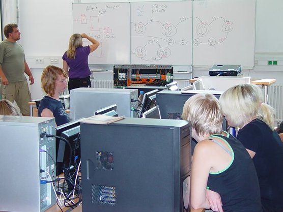 Tüfteln am Weinberg (Foto: Schelenhaus/FHN) Tüfteln am Weinberg (Foto: Schelenhaus/FHN)