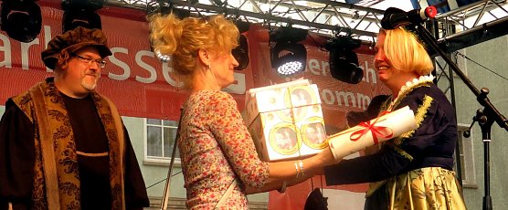 Unterschriften an die "Botin" &uuml;bergeben (Foto: nnz)