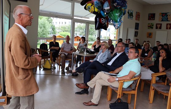 Der Vorstandsvorsitzende des Jugendsozialwerks Andreas Weigel er&ouml;ffnete zusammen mit Landrat Matthias Jendricke die Fachtagung (Foto: Jessica Piper)