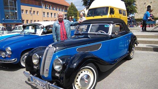Wilfried Jacobsohn vor seinem EMW Sport, von dem nur 300 St&uuml;ck gefertigt worden sind. (Foto: Kurt Frank)