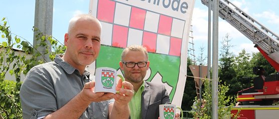Stephan Tacke und Ortsteilb&uuml;rgermeister Ingmar Flohr mit der extra f&uuml;r das Dorffest gestalteten Tasse. (Foto: Susanne Schedwill)