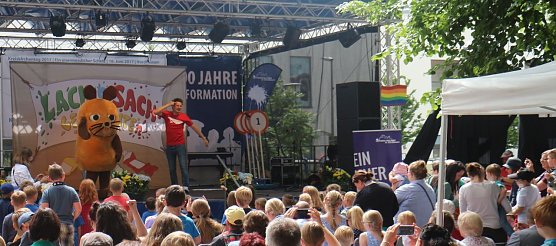 Hier kommt die Maus! - vor der Blasiikirche konnte man zum Abschluss der Festwoche heute zahlreiche Kinderhelden begr&uuml;&szlig;en (Foto: Angelo Glashagel)