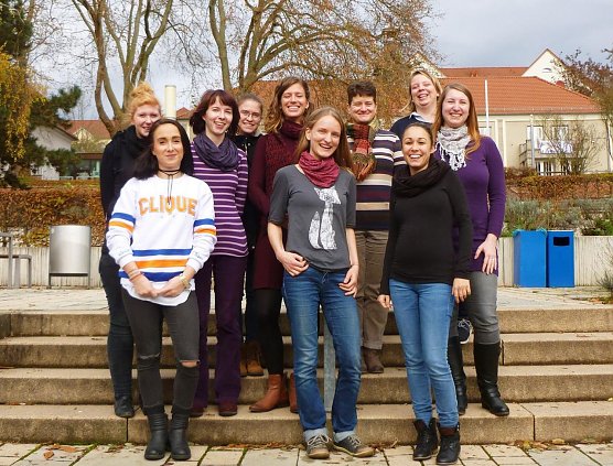 Bild: Studierende der ersten Studiengruppe im Masterstudiengang Transdisziplin&auml;re Fr&uuml;hf&ouml;rderung an der Hochschule in Nordhausen und die erste Absolventin Daniela Dylong (1. Reihe 1. v.r.) 