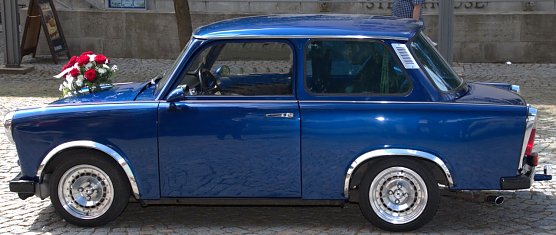 Hochzeitstrabbi vor dem Standesamt (Foto: Peter Blei)