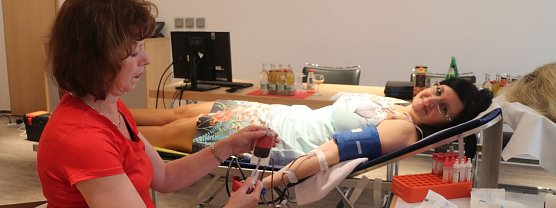 Bild: Frau Karch spendet seit 15 Jahren Blut, heute ganz bequem vom Arbeitsplatz aus