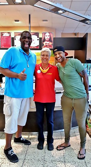 DSDS Superstar Alphonso Williams machte im Herkules-Markt halt (Foto: Klaus Pfand) DSDS Superstar Alphonso Williams machte im Herkules-Markt halt (Foto: Klaus Pfand)