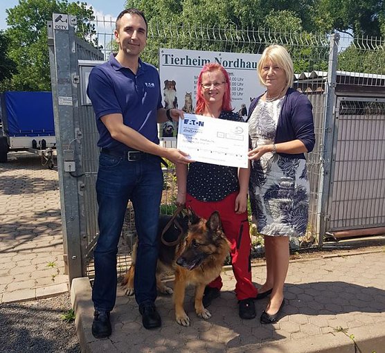 500 Euro spendete die Firma Eaton jetzt dem Nordh&auml;user Tierheim (Foto: privat)
