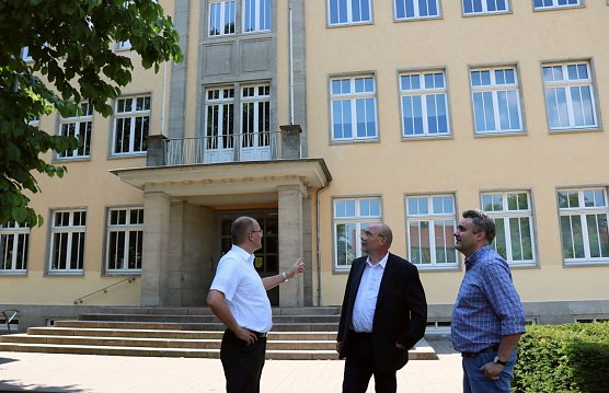 v.l.:  l.n.r.: Matthias Jendricke, Hans-Georg M&uuml;ller und Gunnar Reuter vor dem neuen "zu Hause" der Sch&uuml;lerinnen und Sch&uuml;ler des Humboldt-Gymnasiums (Foto: Pressestelle Landratsamt Nordhausen)