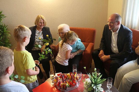 Jede Menge Gro&szlig;er und Kleiner Gratulanten besuchten heute die Hundertj&auml;hrige (Foto: Angelo Glashagel)