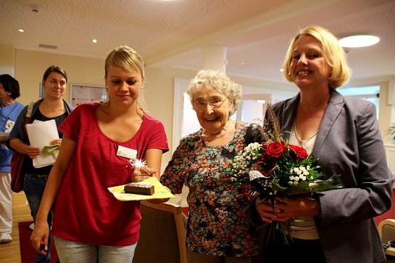 B&uuml;rgermeisterin Jutta Krauth hat heute Ehrenb&uuml;rgerin  Erika Schirmer zum 91. Geburtstag gratuliert und ihr mit einem Blumengru&szlig; die besten W&uuml;nsche f&uuml;r Gesundheit  und pers&ouml;nliches Wohlergehen &uuml;bermittelt (Foto: Ilona Bergmann, Pressestelle Stadt Nordhausen)