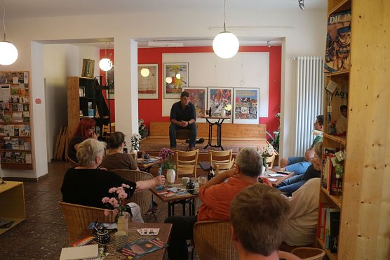 Pr&auml;vention statt St&auml;rke und H&auml;rte - Diskussion im Weltladen (Foto: Angelo Glashagel)